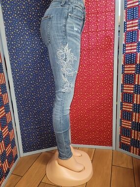 Light Wash Embroidered Skinny Jeans - Women